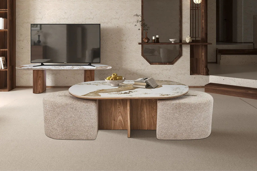 Table basse AVORA avec 2 poufs en situation dans un salon contemporain