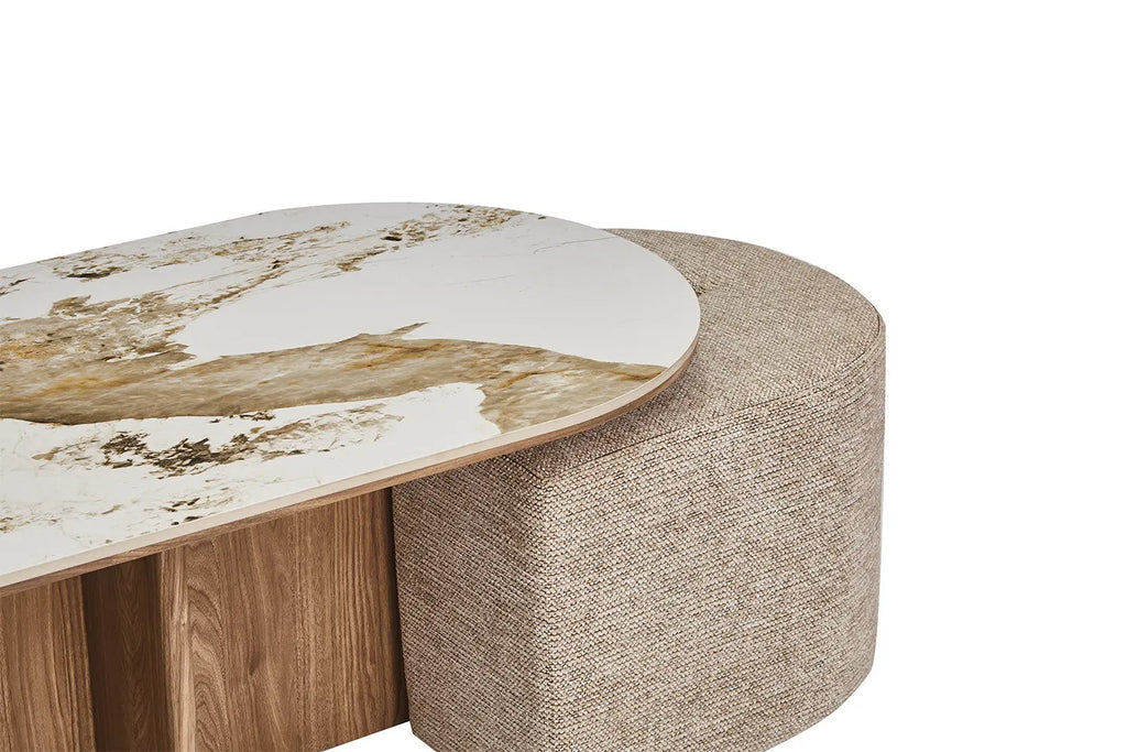 Détail du plateau en pierre frittée brun doré et du tissu des poufs AVORA