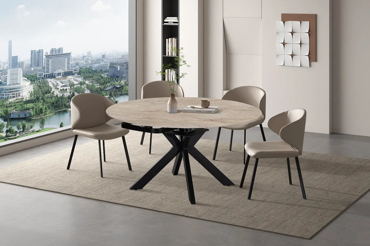 Table extensible ronde ATHENYA en pierre Shakespear Beige — en situation