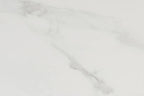 Table rectangulaire de salle à manger plateau blanc en céramique NOLI - 90 x 200 cm chez TIKAYLA