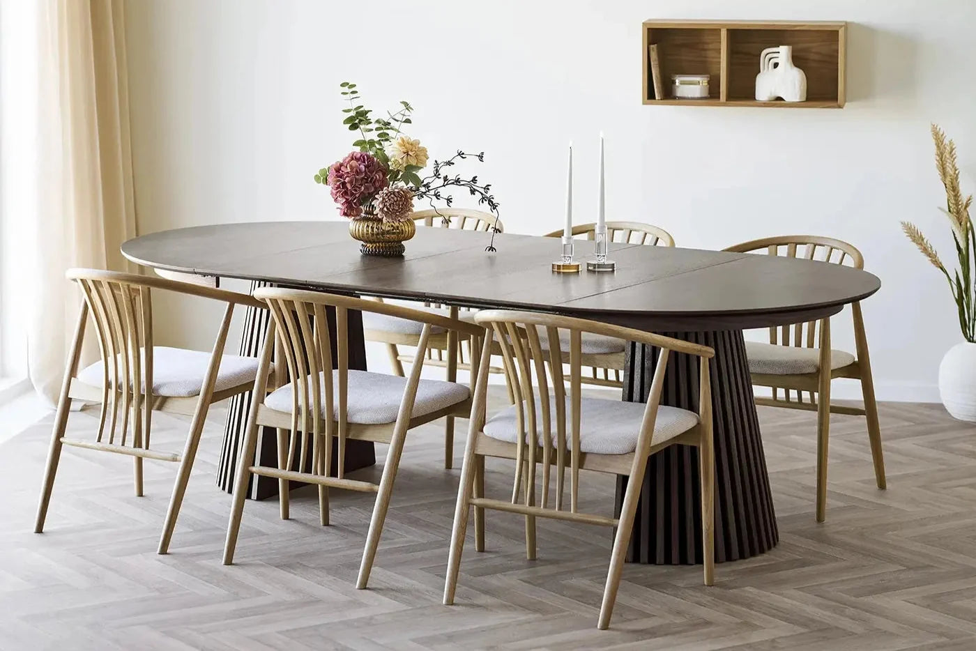 Table à manger extensible ronde OSAKA effet bois brun foncé - 120 à 240 cm chez TIKAYLA