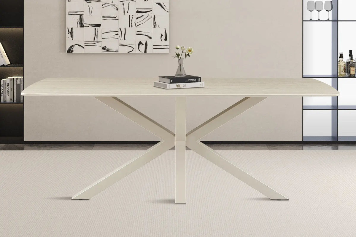 Table à manger NOAH dressée dans une salle à manger contemporaine