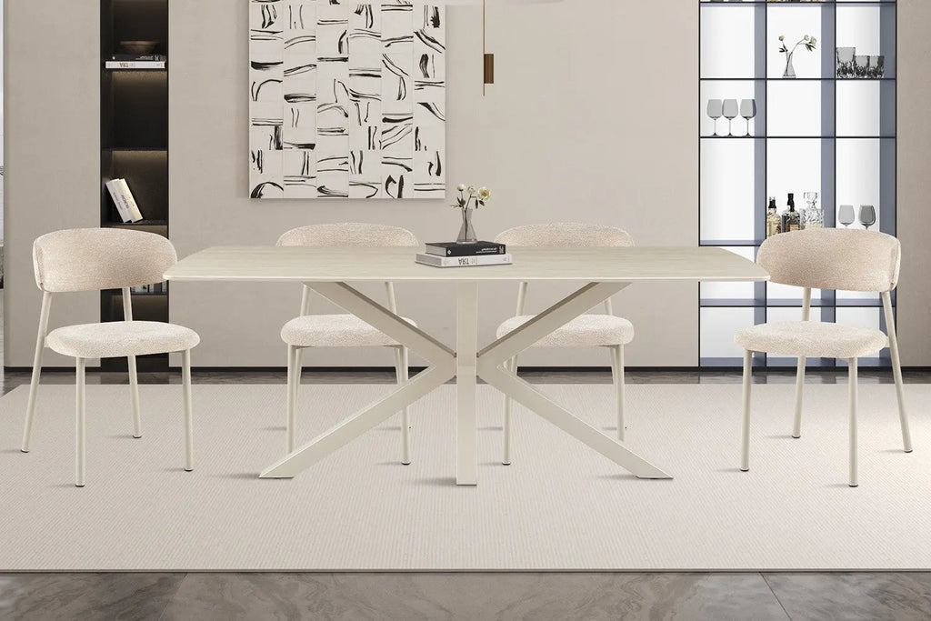 Table ovale NOAH entourée de chaises beige dans un coin repas