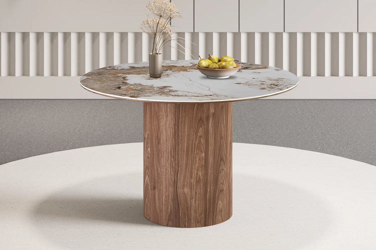 Table ronde AVORA Ø 120 cm dressée dans une salle à manger contemporaine