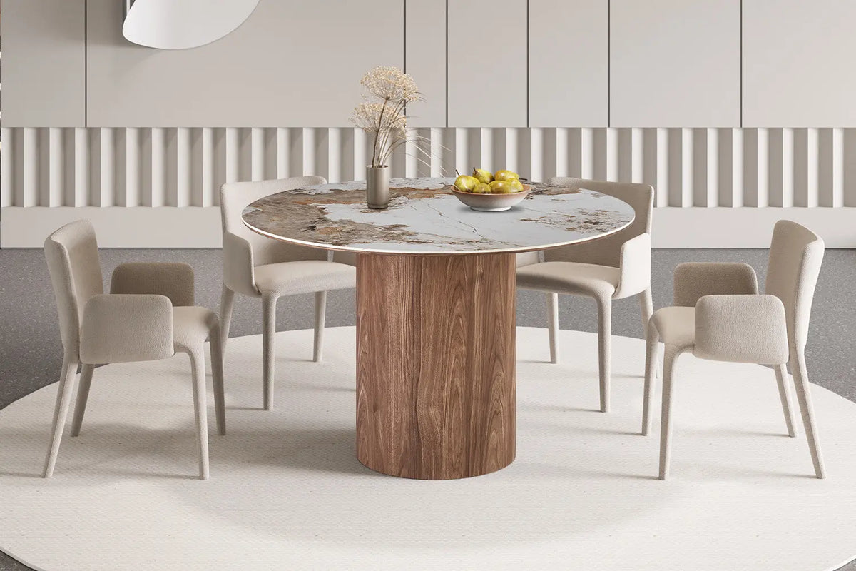 Table ronde AVORA entourée de quatre chaises beige