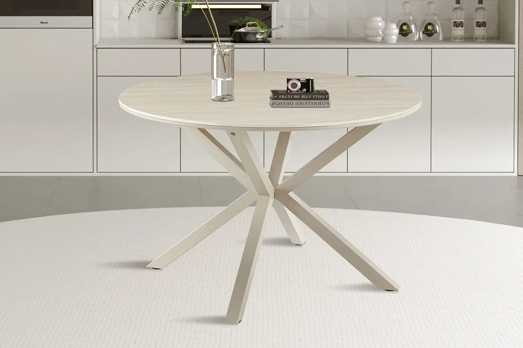 Table ronde NOAH dressée dans une salle à manger contemporaine