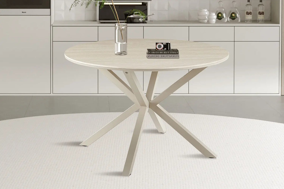 Table ronde NOAH dressée dans une salle à manger contemporaine