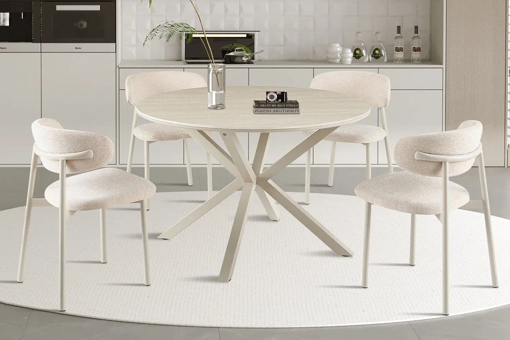 Table ronde NOAH entourée de chaises beige
