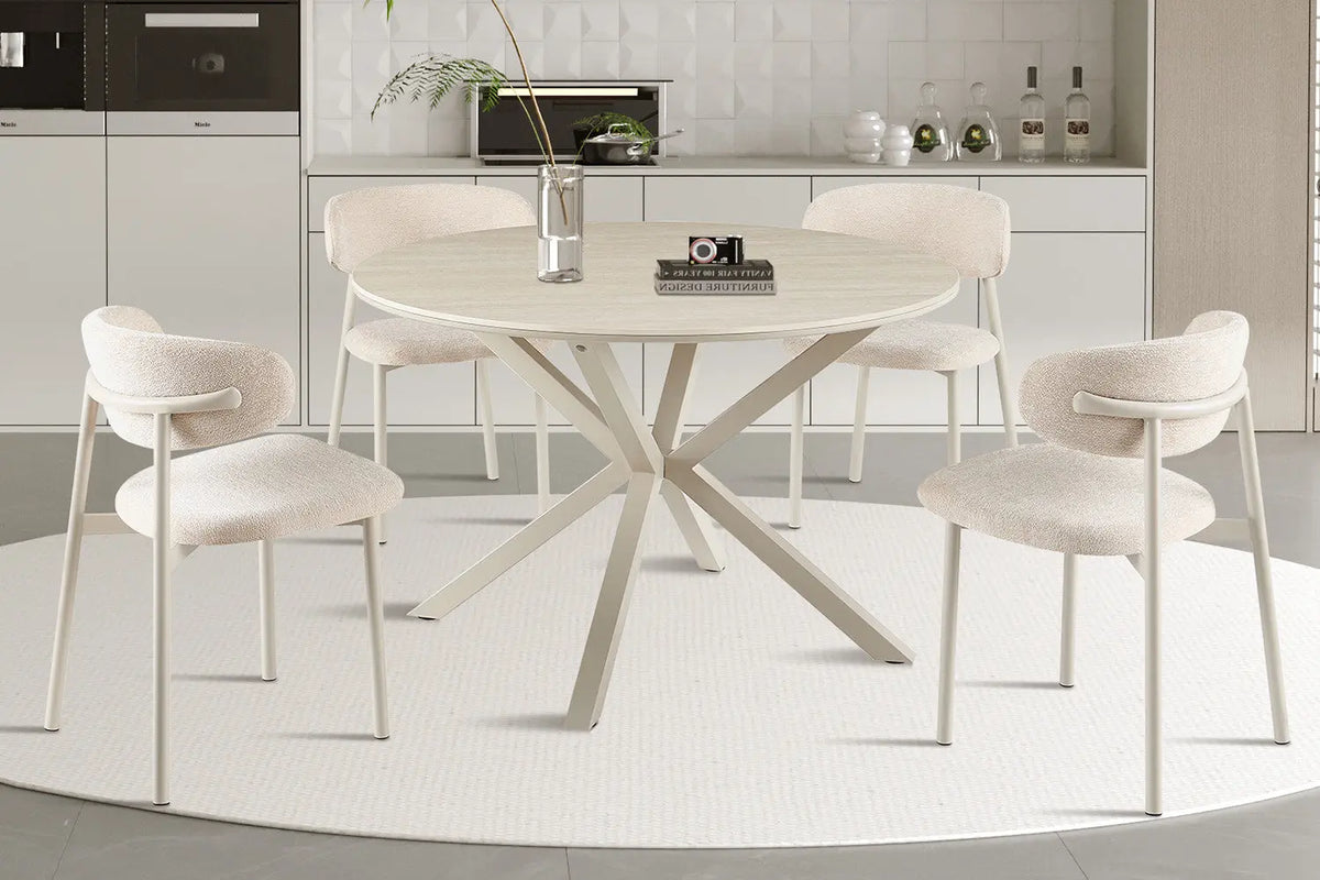 Table ronde NOAH entourée de chaises beige