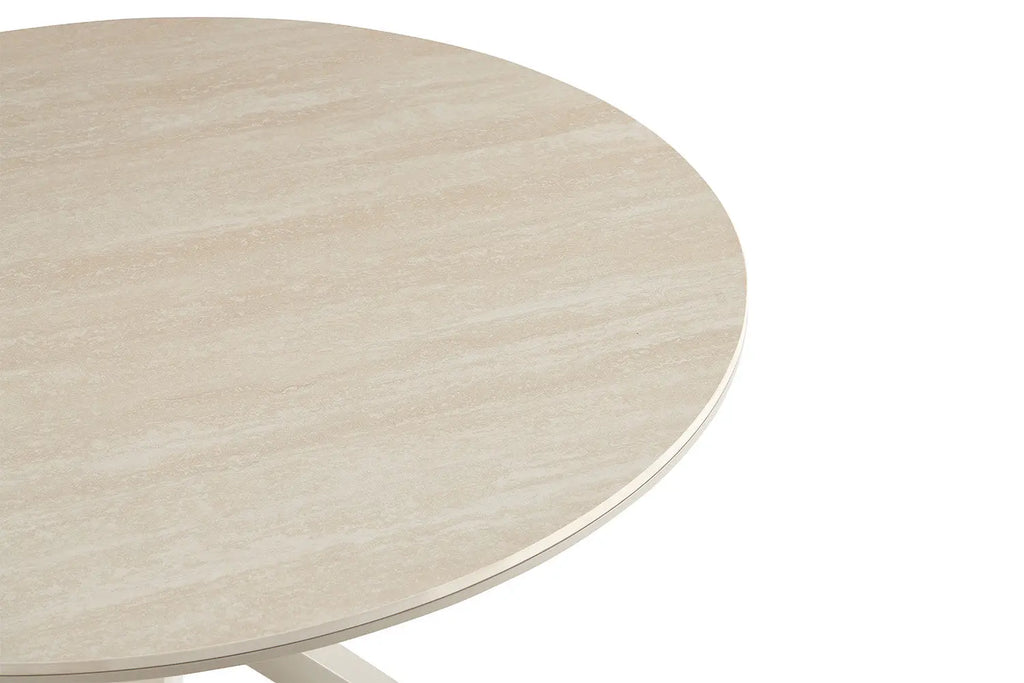 Détail du plateau en pierre frittée Baroque Beige de la table ronde NOAH