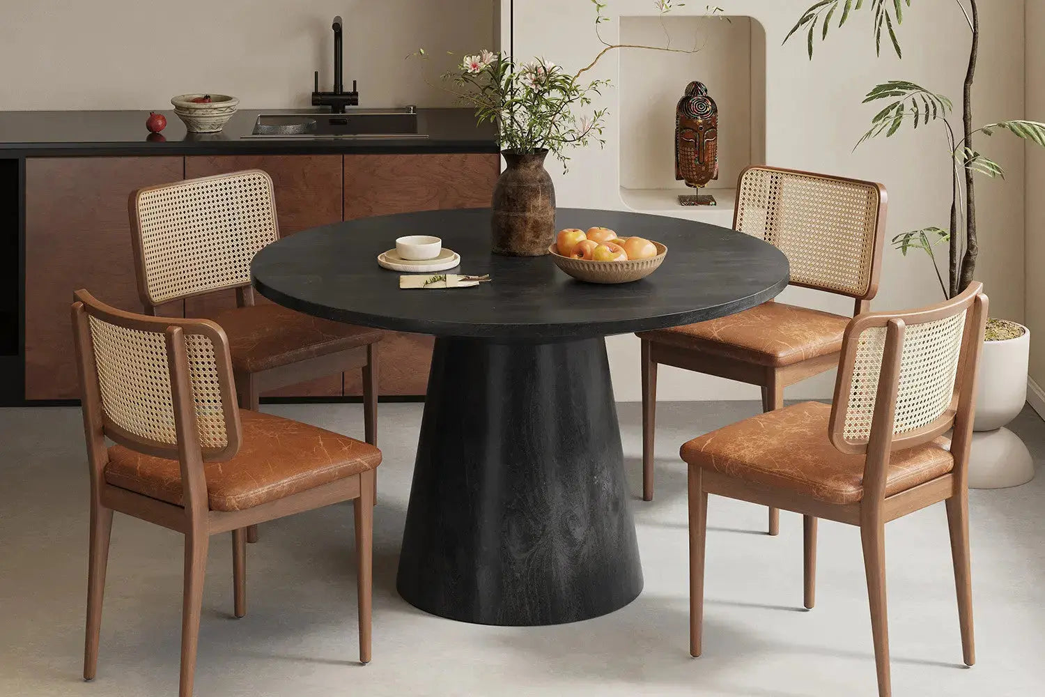 Table à manger ronde TOMI en bois de manguier noir - 130 cm - ROUSSEAU chez TIKAYLA