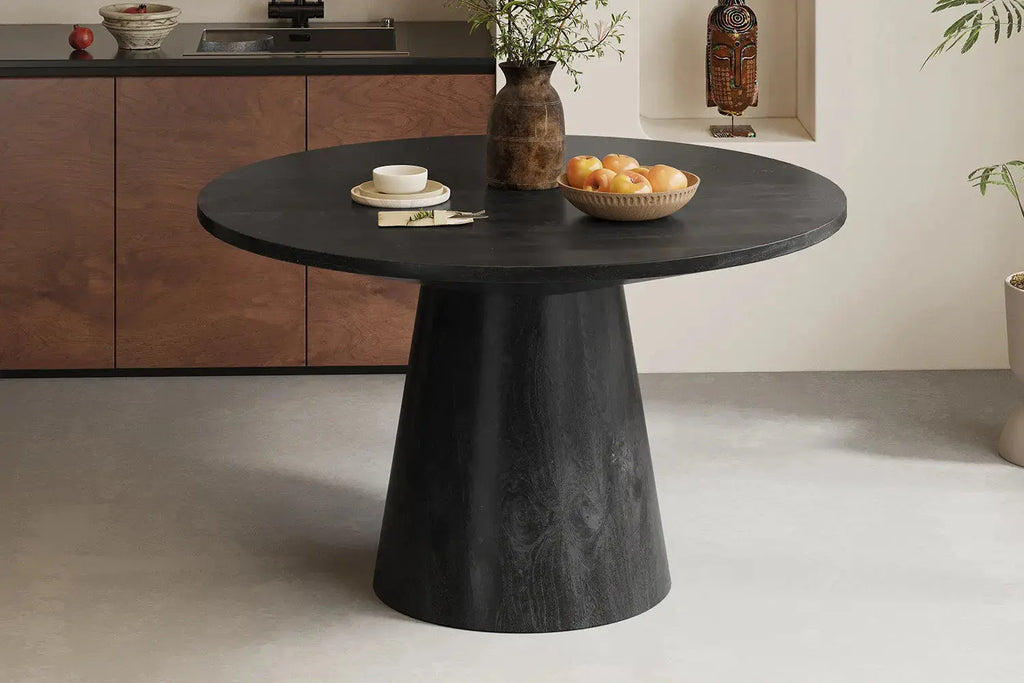 Table à manger ronde TOMI en bois de manguier noir - 130 cm - ROUSSEAU chez TIKAYLA