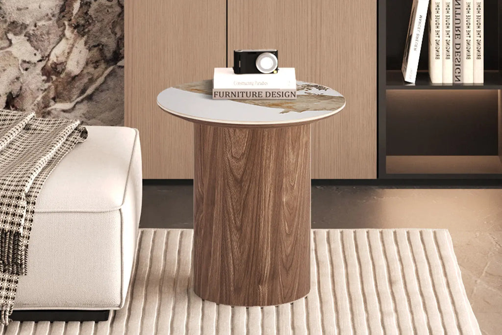 Table d'appoint AVORA placée à côté d'un canapé dans un salon