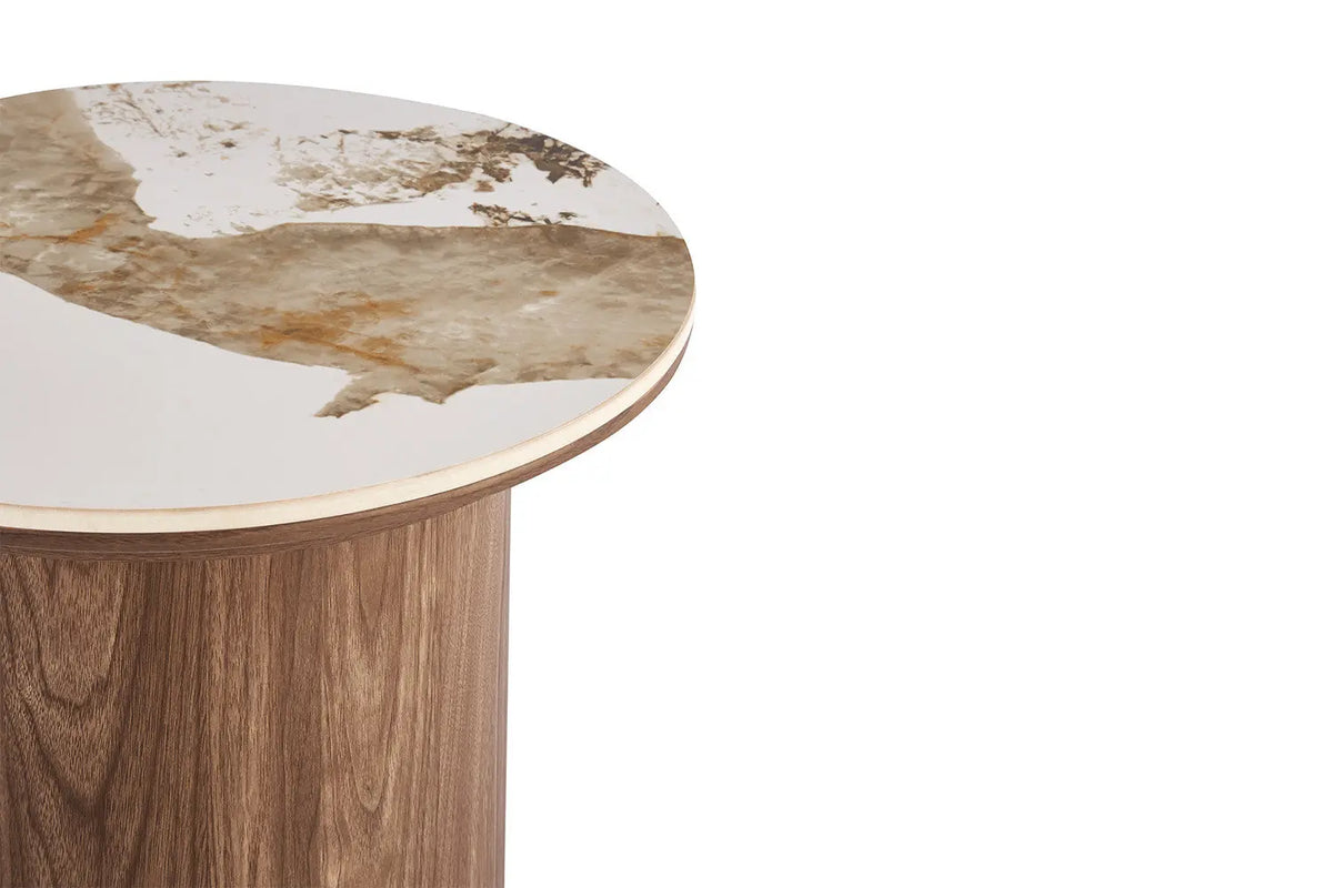 Détail du plateau en pierre frittée blanc veiné brun doré de la table d'appoint AVORA