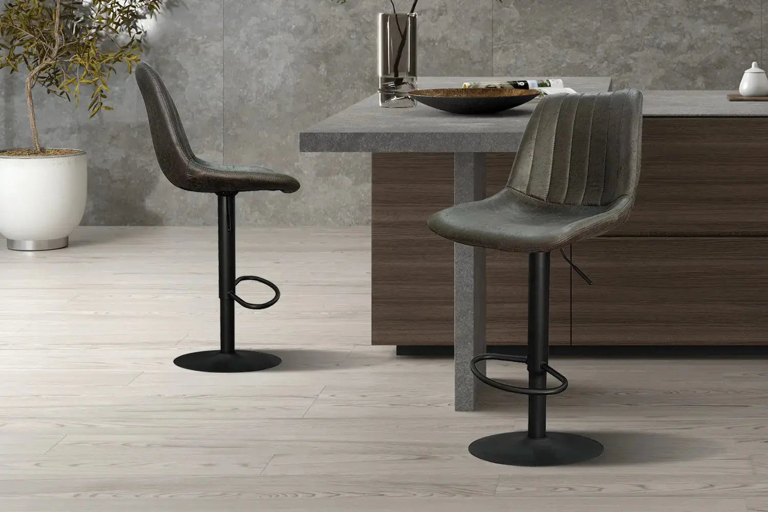 Tabouret de bar BAYA Brun foncé simili cuir – 43 x 50 cm | TIKAYLA