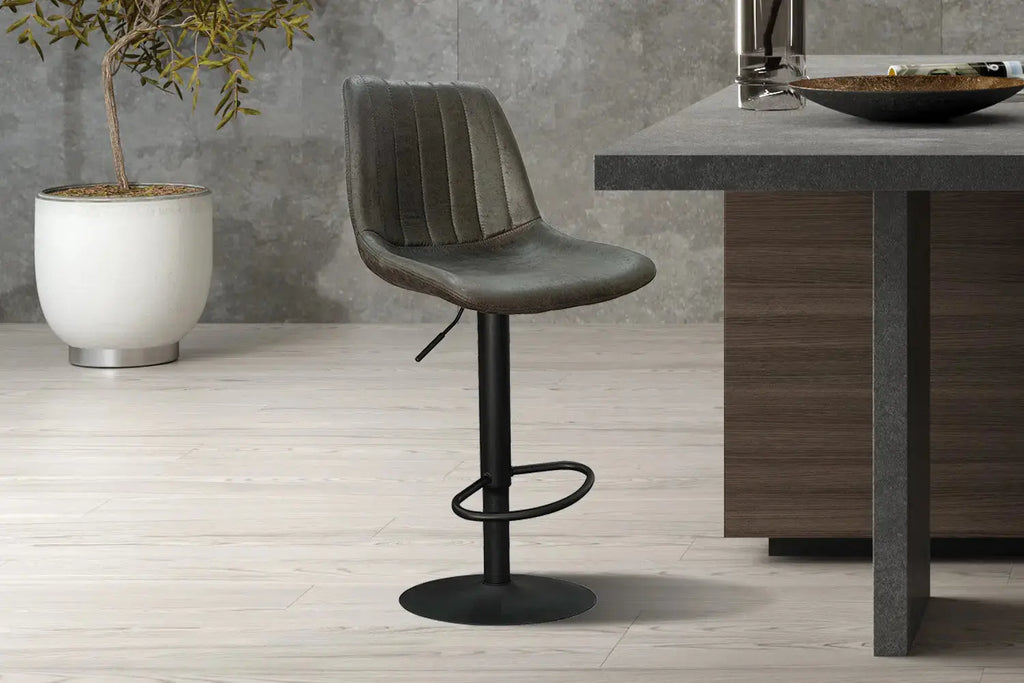 Tabouret de bar BAYA Brun foncé simili cuir – 43 x 50 cm | TIKAYLA