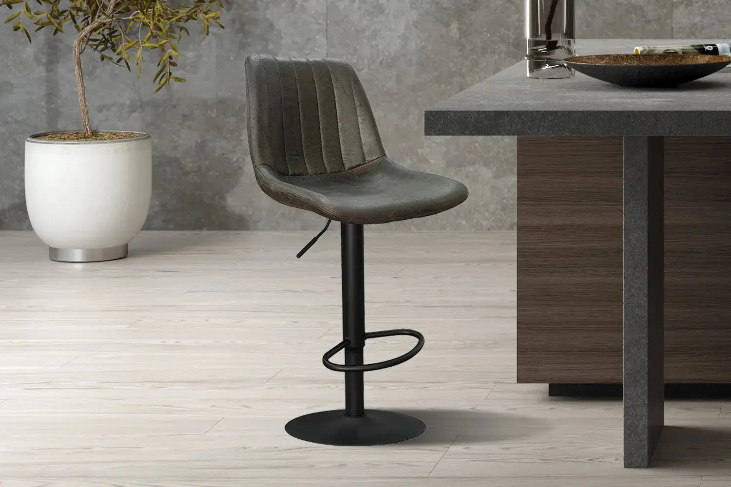 Tabouret de bar BAYA Brun foncé simili cuir – 43 x 50 cm | TIKAYLA