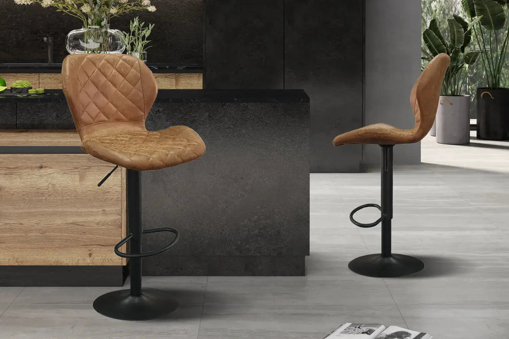 Tabouret de bar MAYA Cognac simili cuir – 48 x 52 cm | TIKAYLA