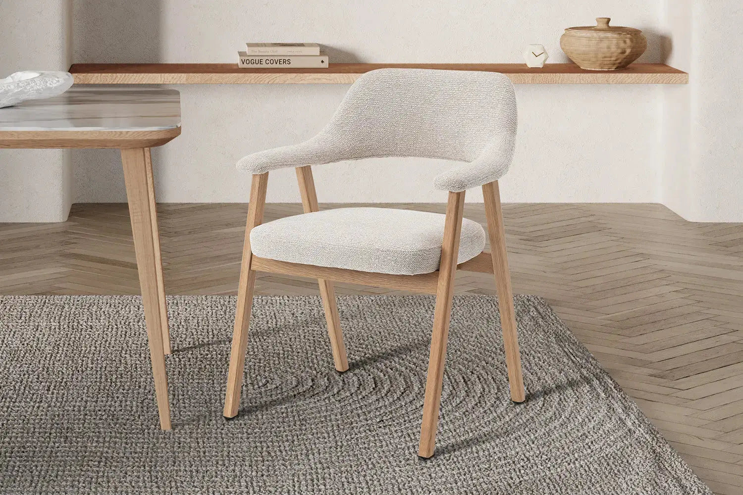 Chaise en chêne massif fumé avec assise tapissée beige, structure bois et tissu